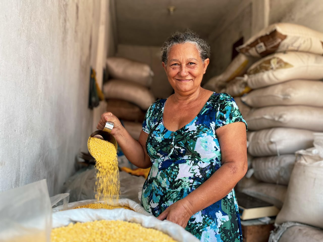 Dona Emília Silva, cliente CEAPE, em seu negócio de cereais