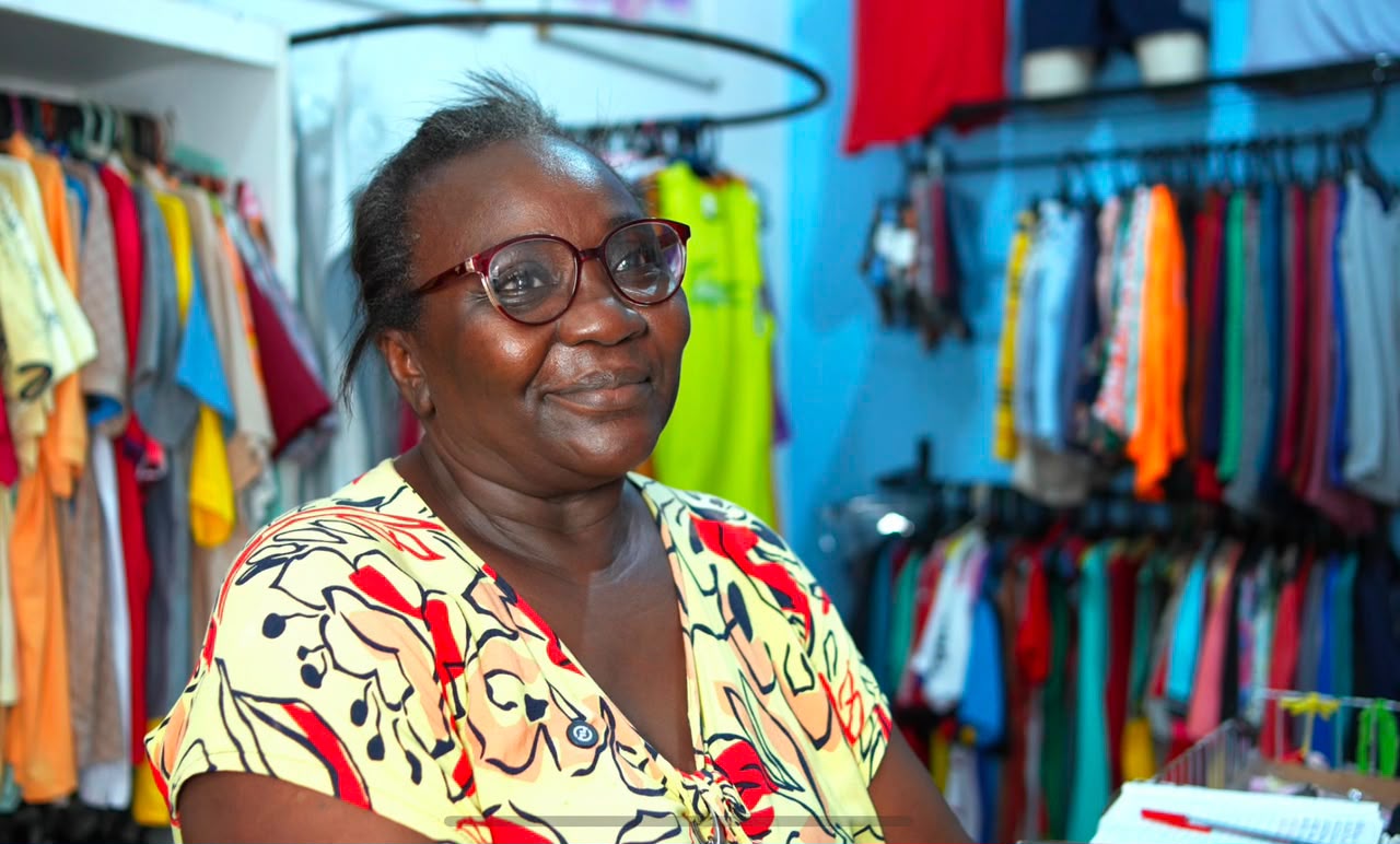 Dona Josefa, cliente CEAPE, em sua loja de roupas