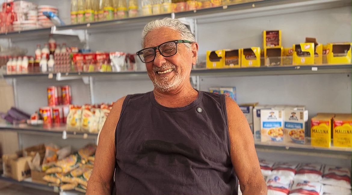 Senhor Sinézio, cliente CEAPE, em seu mercadinho